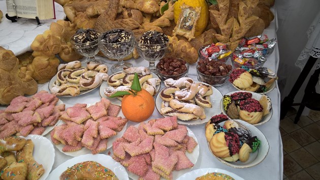 Assoro - Piatti tipici e dolciumi assoro tavolata s giuseppe7